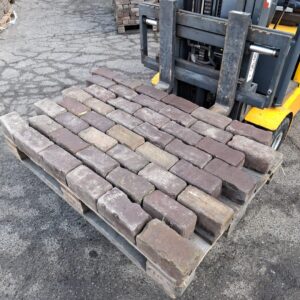 Pallet met oud gebakken keiformaat klinkers in genuanceerde kleuren