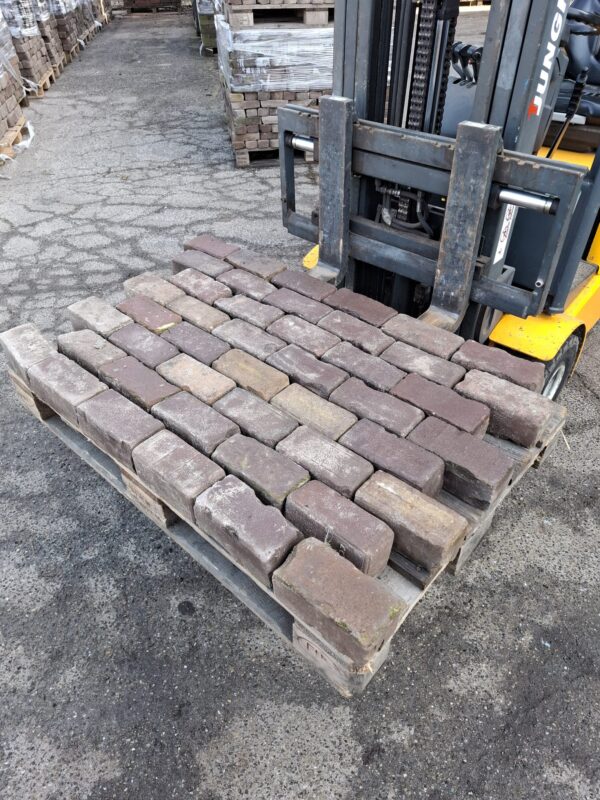 Pallet met oud gebakken keiformaat klinkers in genuanceerde kleuren